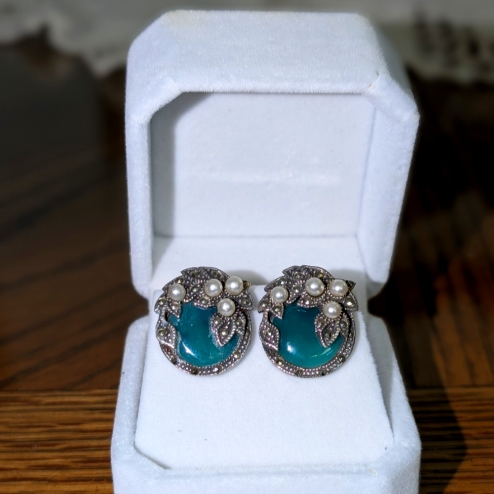 Art Deco Jade Colored Earrings With Faux Pearls Set Within Sparkling Marcasite - Picture 3 of 5